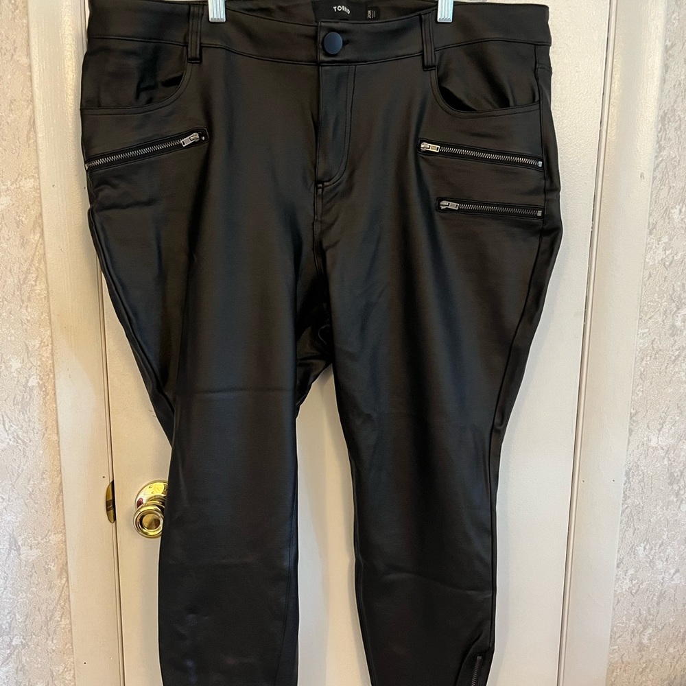 Stretchy fake leather pant with zipper detail.